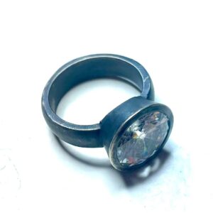 Anillo de plata oxidada con espinela