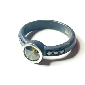 Plata oxidada con joya