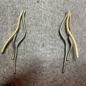 Pendiente hilo de hierro y laton